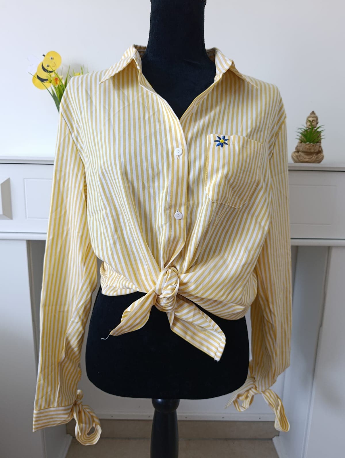 Chemise rayée jaune et blanche motif fleur bleue